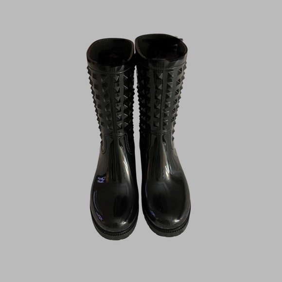 Valentino Garavani Rockstud Short Rain
Boots Size 6 with box & dust bag, - Picture 4 of 12